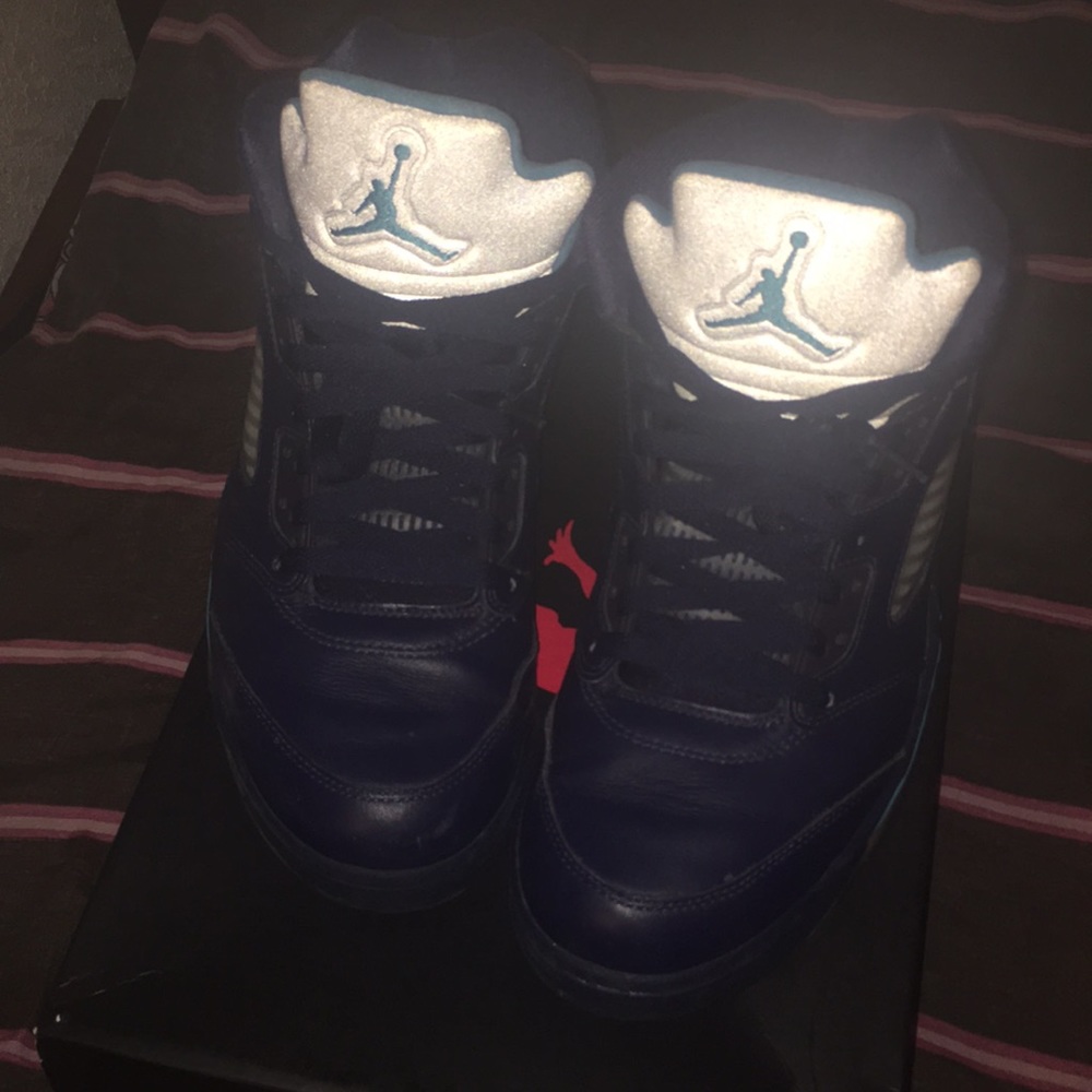 Hi I’m selling these slightly used air Jordan 5’s